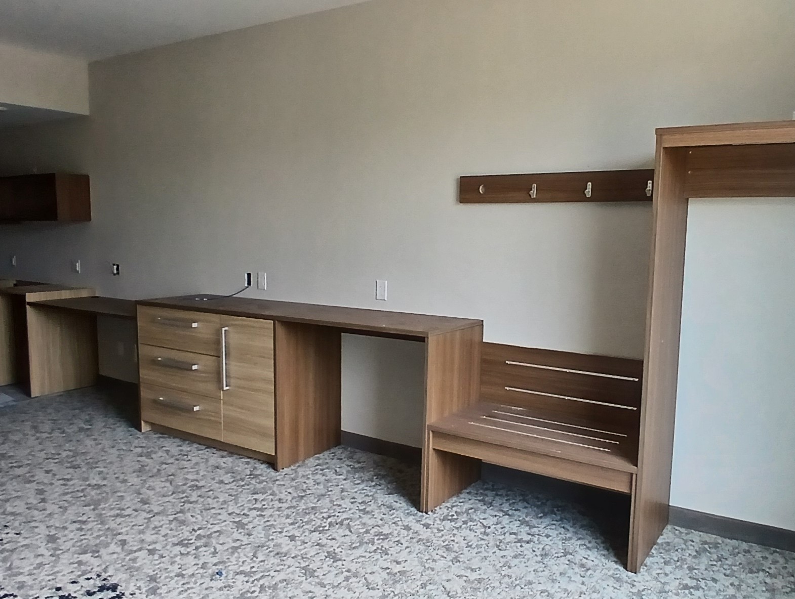 Wardrobe unit